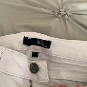 1822 White slim leg jeans